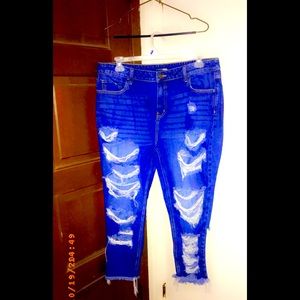 SEMI-RIPPED FASHION NOVA JEANS.